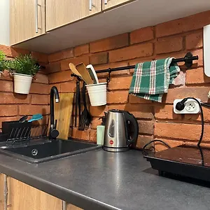 Spacious - Peaceful Retreat, 2 Minutes To Old Town Проживание в семье